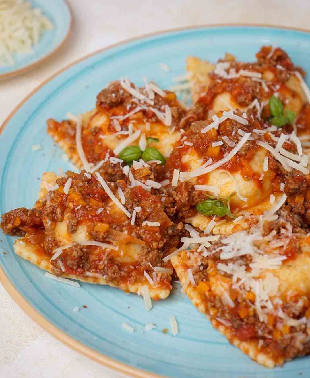 Ravioles con bolognesa